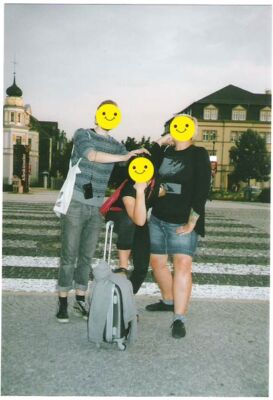 3 Personen angeblitzt bei Tageslicht