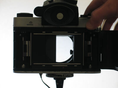 analoge Kamera mit halb offenem Verschluss von hinten