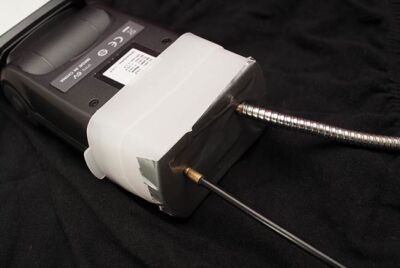 Blitzlichtgerät mit aufgesetzten Lichtleiter-Kabeln