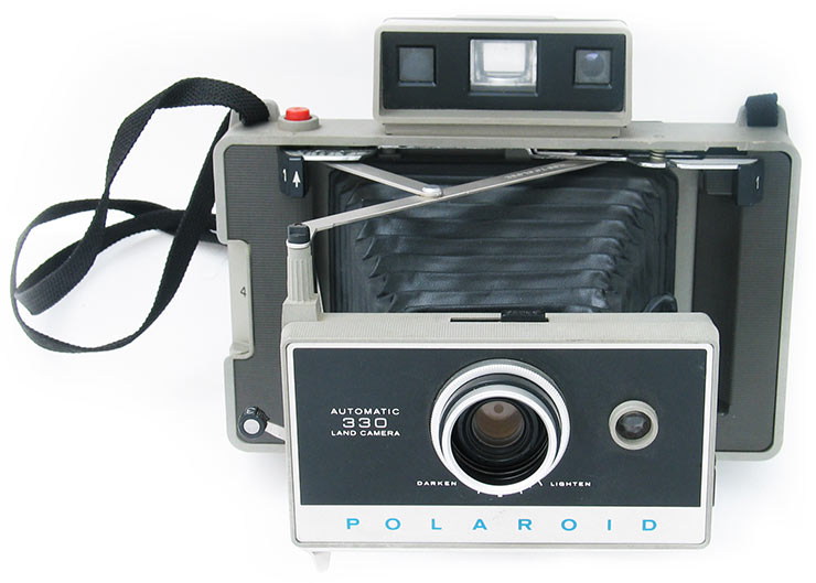 eine Polaroid-Kamera im Lichtzelt