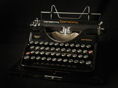 Eine alte Schreibmaschine die auf Ebay verkauft werden soll.