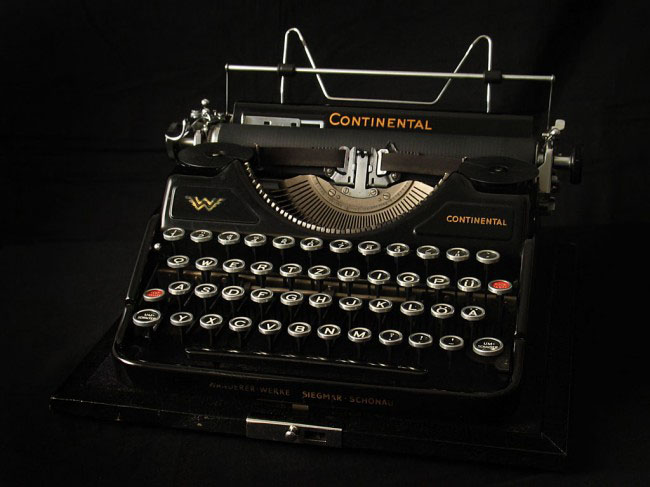 ein Produktfoto einer alten Schreibmaschine